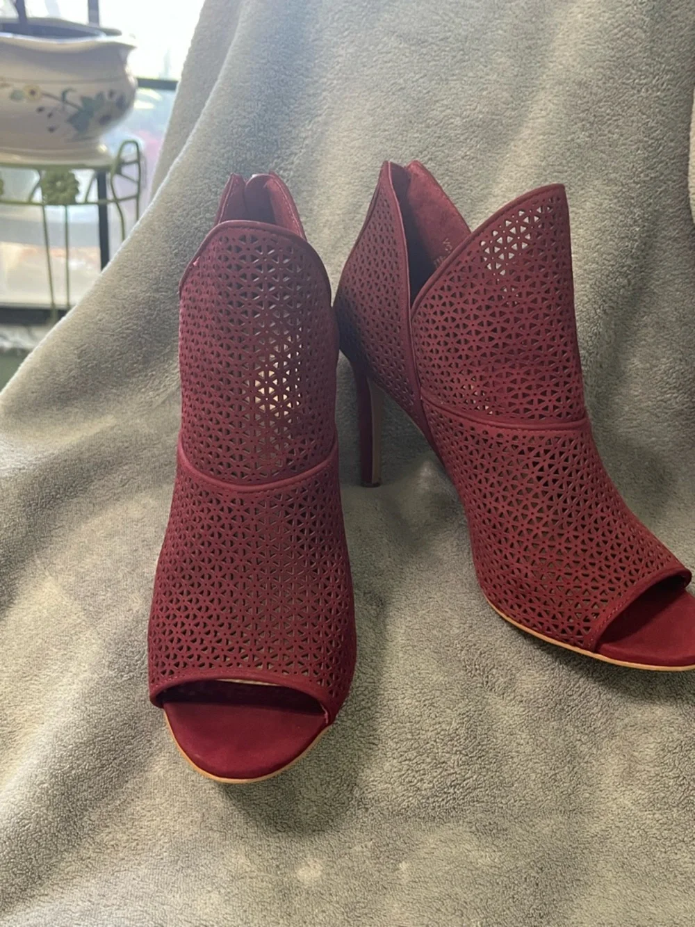 Vince Camuto Red Laser-Cut Peep-Toe Stiletto Booties Size 8.5 - Picture 17 of 17
